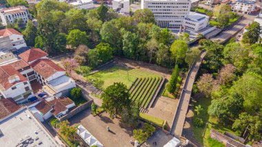 Popayan, Cauca, Kolombiya 'nın yemyeşil ve kentsel manzarasını gösteren hava görüntülerinde parklar, binalar ve patikalar yer alıyor..