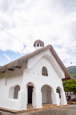 Tierradentro 'daki geleneksel Kolombiya mimari yapısının pitoresk bir görüntüsü, eşsiz tasarım unsurları ve mirası sergiliyor..