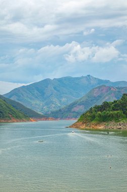 Tarihi Quinta de San Pedro Alejandrino, Santa Marta, Kolombiya 'daki zarif antika mobilya, saat ve belge sahibi..