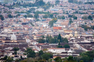 Popayn şehrinin canlı hava manzarası, Kolombiya, Cauca 'daki kentsel manzarasını, mimarisini ve yeşil alanlarını gözler önüne seriyor..