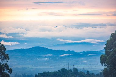 Popayn, Cauca, Kolombiya 'daki Purac Volkanı' nın büyüleyici manzarası. Gün doğumunda sisli bulutlar ve canlı gökyüzü ile çevrili..