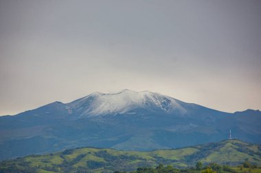 Popayn, Cauca, Kolombiya 'daki yeşil tepelerle çevrili Purac volkanının nefes kesici manzarası. Doğanın görkemli güzelliği.