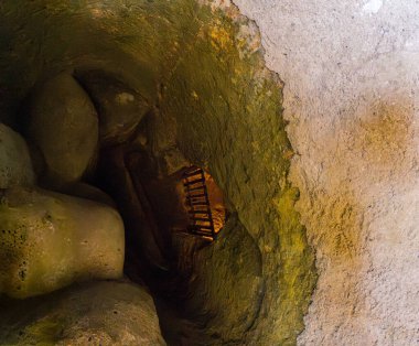 Tierradentro, Cauca, Kolombiya 'da antik mimari özelliklerin sergilendiği yer altı mezarı, arkeolojik mirası vurguluyor.