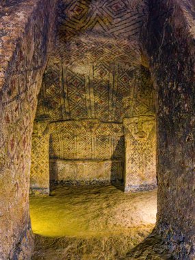 Tierradentro, Cauca, Kolombiya 'da, bölgenin zengin arkeolojik mirasını gözler önüne seren karmaşık duvar şekillerine sahip antik bir mezar manzarası.