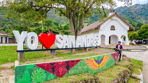 Tierradentro, Cauca, Kolombiya 'da yemyeşil ile çevrili renkli sanat eserleriyle dolu canlı bir' San Andres 'tabelası.