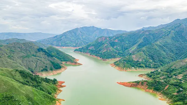 Cabo de la Vela, La Guajira 'nın havadan görünüşü, insanların sahil boyunca okyanusun ve geleneksel kulübelerin tadını çıkardığını gösteriyor..
