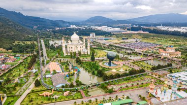 Briceo, Cundinamarca, Kolombiya 'daki Jaime Duque Parkı' nın panoramik görüntüsü. Eğlence gezileri, bahçeler ve ikonik Taj Mahal kopyası..