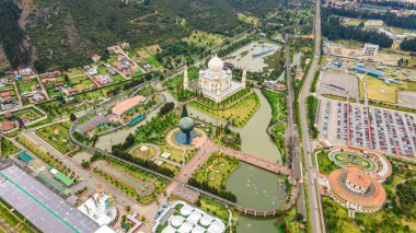 Jaime Duque Park 'ın göz kamaştırıcı hava manzarası, yemyeşil, su özellikleri, ve Briceo, Bogot, Kolombiya' nın önemli simgeleri.