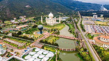 Jaime Duque Park 'ın muhteşem hava manzarası Tac Mahal' in bir kopyası, yemyeşil ve Briceo, Cundinamarca, Kolombiya 'daki canlı manzaralar..
