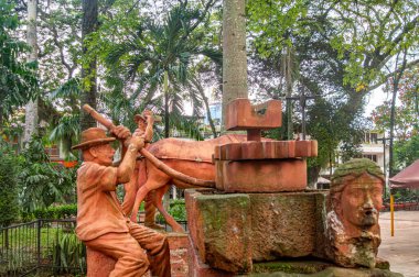Villeta, Cundinamarca, Kolombiya 'da güzel bir heykel. Yeşilliklerle çevrili bir çiftçi ve aletlerini sergiliyor..