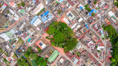Cundinamarca, Kolombiya 'daki verimli yeşilliklerle çevrili Villeta' nın canlı şehir planlarını gösteren İHA görüntüleri..