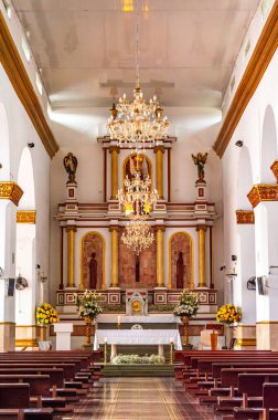 Villeta, Cundinamarca, Kolombiya 'daki güzel bir kilisenin içinde zarif avizeler ve dini sanat eserleri var..