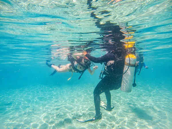 San Andres Adası, Kolombiya 'nın berrak sularında tüplü dalış maceralarının tadını çıkar. Canlı deniz yaşamını ve çarpıcı sualtı manzaralarını tecrübe edin..