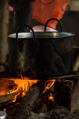 Putumayo, Kolombiya ormanında geleneksel bir tencere pişirme, yerel mutfak uygulamaları ve canlı doğal ortam..