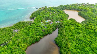 Rosario Adası, Cartagena, Bolvar, Kolombiya 'daki yemyeşil arazi ve su kaynaklarının çarpıcı hava manzarası.