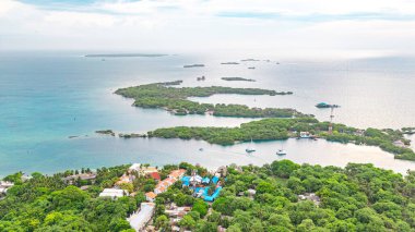 Rosario Adaları 'nın göz kamaştırıcı hava manzarası yemyeşil, turkuaz sular ve Cartagena, Bolivar, Kolombiya' daki dağınık tekneler..