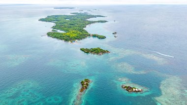 Kolombiya, Cartagena yakınlarındaki Rosario Adaları 'nın çarpıcı hava manzarası turkuaz sular ve canlı yeşillikler sergiliyor..