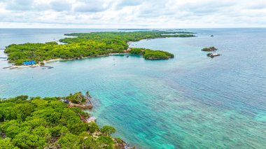 Kolombiya, Cartagena 'daki yemyeşil Rosario Adaları' nın çarpıcı hava manzarası turkuaz sular ve zengin bitki örtüsü sergiliyor..