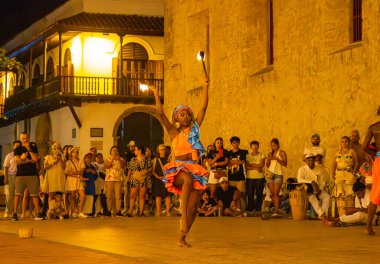 Cartagena, Kolombiya - 20 Ağustos 2025 - Büyüleyici bir dansçı tarihi merkezde ateşle performans sergiliyor..