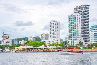 Cartagena 'nın liman manzarası modern binalar ve teknelerle dolu, Kolombiya' nın canlı atmosferini gözler önüne seriyor..