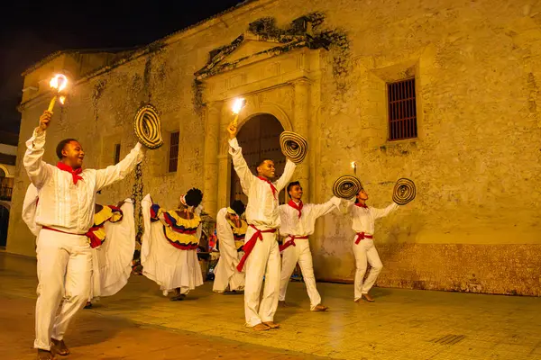 Cartagena, Kolombiya - 20 Ağustos 2025 - Geleneksel giyinmiş dansçıların tarihi bir arkaplan önünde konser verdikleri canlı bir kültürel kutlama.