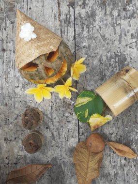 Cadılar Bayramı konsepti balkabağı meyvesi, yaprak, çiçek, hasır şapka, bambu sanat dekorasyonun kutlu olsun..