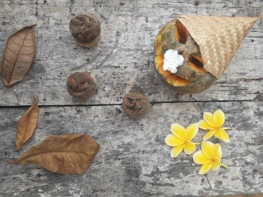 Cadılar Bayramı konsepti balkabağı meyvesi, yaprak, çiçek, hasır şapka, bambu sanat dekorasyonun kutlu olsun..