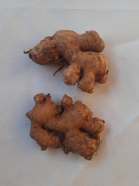 Beyaz arka planda Asya tropik taze zencefil. Üst görünüm.