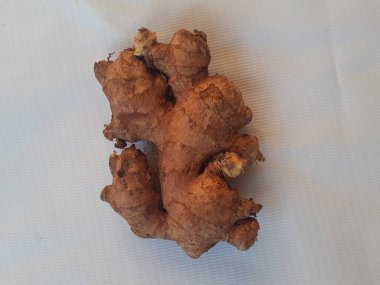 Beyaz arka planda Asya tropik taze zencefil. Üst görünüm.