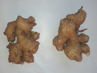 Beyaz arka planda Asya tropik taze zencefil. Üst görünüm.