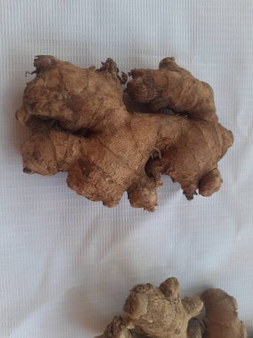 Beyaz arka planda Asya tropik taze zencefil. Üst görünüm.