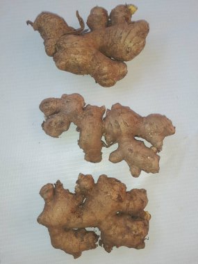 Beyaz arka planda Asya tropik taze zencefil. Üst görünüm.