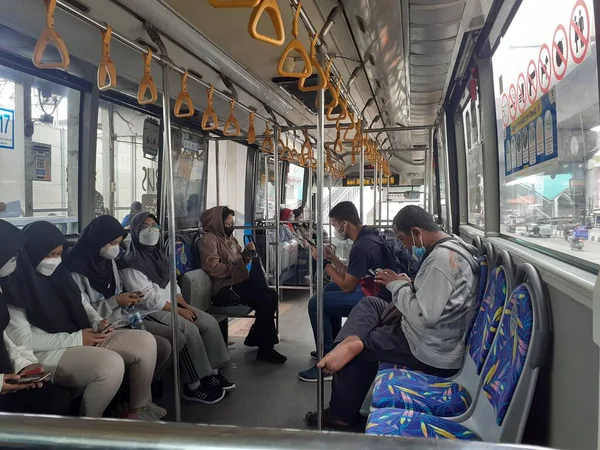 Dżakarta Indonezja 2022 Listopada Atmosfera Stan Pasażerów Autobusie Transjakarta Drodze — Zdjęcie stockowe