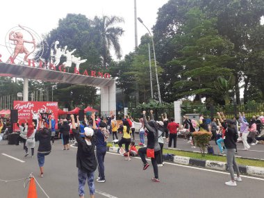 Jakarta, Endonezya, Kasım 13. 2022: Pazar sabahı FX Sudirman binası önünde düzenlenen ücretsiz gün etkinliğinde spor katılımcıları ve eğitmenlerle birlikte Zumba Jimnastiğinin havadan görünüşü.