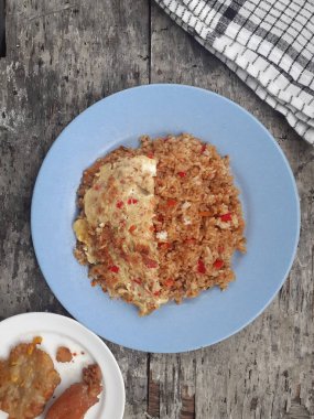 Özel kızartılmış pilav ve bir tabakta çırpılmış yumurta. Tadı çok güzel. Endonezya halkı için popüler bir yemek. Üst görünüm.