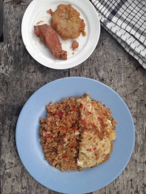 Özel kızartılmış pilav ve bir tabakta çırpılmış yumurta. Tadı çok güzel. Endonezya halkı için popüler bir yemek. Üst görünüm.