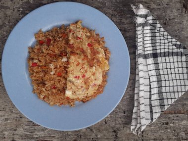Özel kızartılmış pilav ve bir tabakta çırpılmış yumurta. Tadı çok güzel. Endonezya halkı için popüler bir yemek. Üst görünüm.