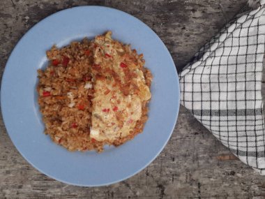 Özel kızartılmış pilav ve bir tabakta çırpılmış yumurta. Tadı çok güzel. Endonezya halkı için popüler bir yemek. Üst görünüm.