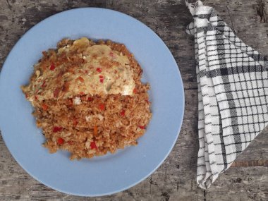 Özel kızartılmış pilav ve bir tabakta çırpılmış yumurta. Tadı çok güzel. Endonezya halkı için popüler bir yemek. Üst görünüm.
