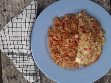 Özel kızartılmış pilav ve bir tabakta çırpılmış yumurta. Tadı çok güzel. Endonezya halkı için popüler bir yemek. Üst görünüm.