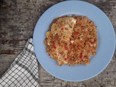 Özel kızartılmış pilav ve bir tabakta çırpılmış yumurta. Tadı çok güzel. Endonezya halkı için popüler bir yemek. Üst görünüm.