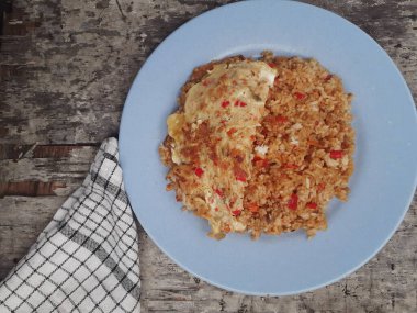 Özel kızartılmış pilav ve bir tabakta çırpılmış yumurta. Tadı çok güzel. Endonezya halkı için popüler bir yemek. Üst görünüm.