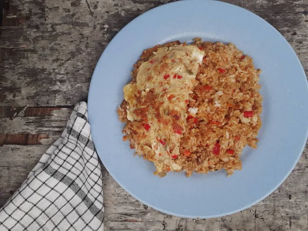 Özel kızartılmış pilav ve bir tabakta çırpılmış yumurta. Tadı çok güzel. Endonezya halkı için popüler bir yemek. Üst görünüm.