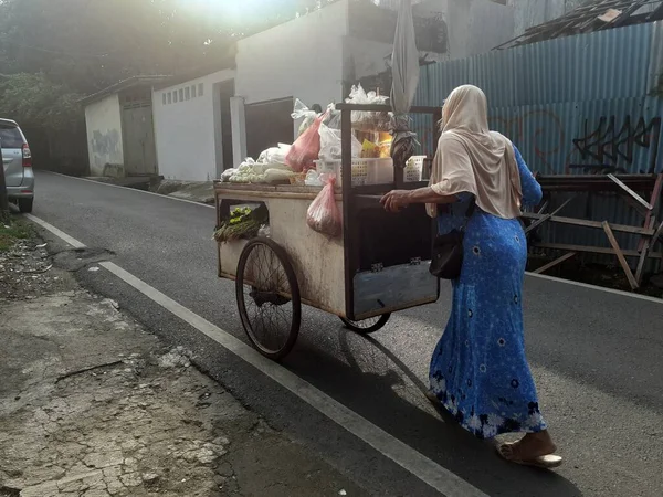 Jakarta Indonésie Décembre 2022 Une Mère Pousse Son Chariot Légumes — Photo