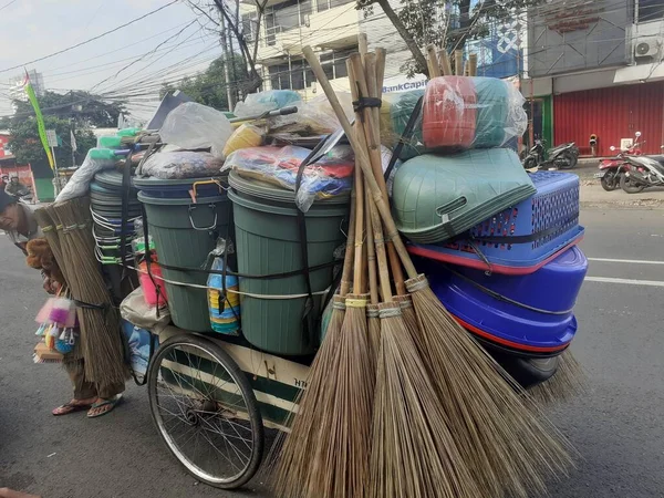 Jacarta Indonésia Dezembro 2022 Vendedores Eletrodomésticos Percorrem Ruas Com Seus — Fotografia de Stock