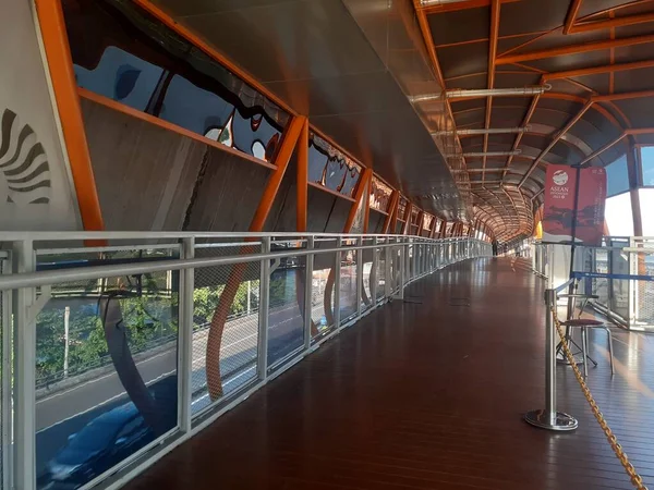 Jakarta, Endonezya, 18 Mart 2023: Gökyüzü Yürüyüşü veya Gökyüzü Köprüsü, birleşik yaya geçidi köprüsü veya Transjakarta tren istasyonu ile otobüs durağı arasındaki bağlantı konsepti.