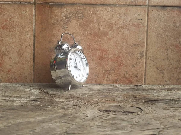 Reloj Despertador Clásico Vieja Mesa Madera Configure Reloj Alarma Fondo — Foto de Stock