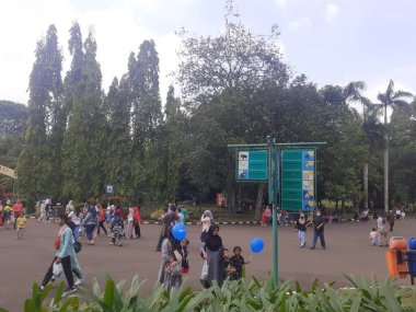 Jakarta, Endonezya, 18 Şubat 2023: Ragunan Vahşi Yaşam Ulusal Parkı 'na güzel, yeşil ve gölgeli doğanın ortasında insanlar veya ziyaretçiler için konfor ve sükunet ortamı.