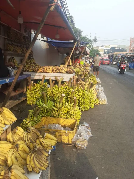 인도네시아 자카르타 2023 전통적 시장에서 바나나를 상인들을 수있다 — 스톡 사진