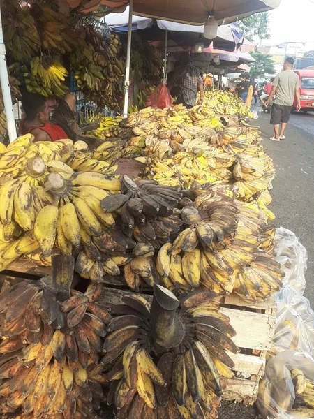 인도네시아 자카르타 2023 전통적 시장에서 바나나를 상인들을 수있다 — 스톡 사진